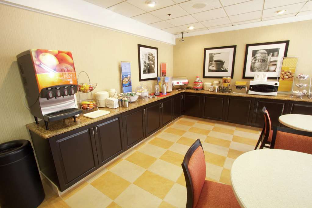 Hampton Inn Clarks Summit Restoran gambar